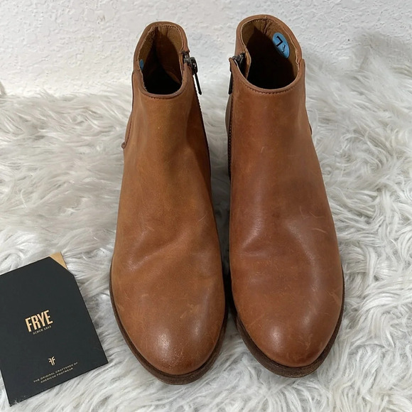 Frye Carson Piping Cognac DISTRESSED LEATHER Ankle Bootie Heel Side Zip Size 7.5 - Picture 2 of 13
